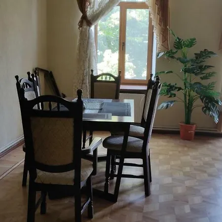 Superb Queen - Location, Derybasivska Odesa