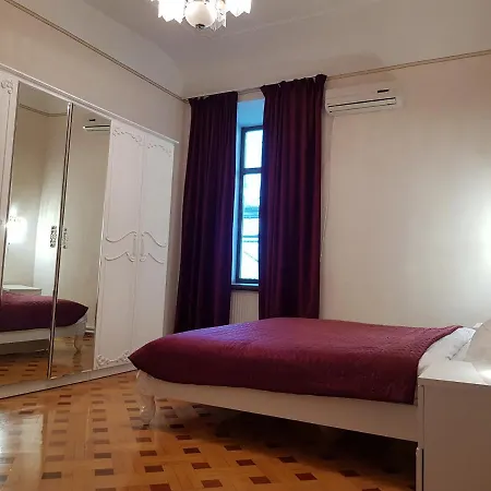 Superb Queen - Location, Derybasivska Odesa