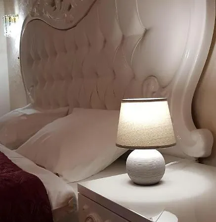 Superb Queen - Location, Derybasivska * Odesa